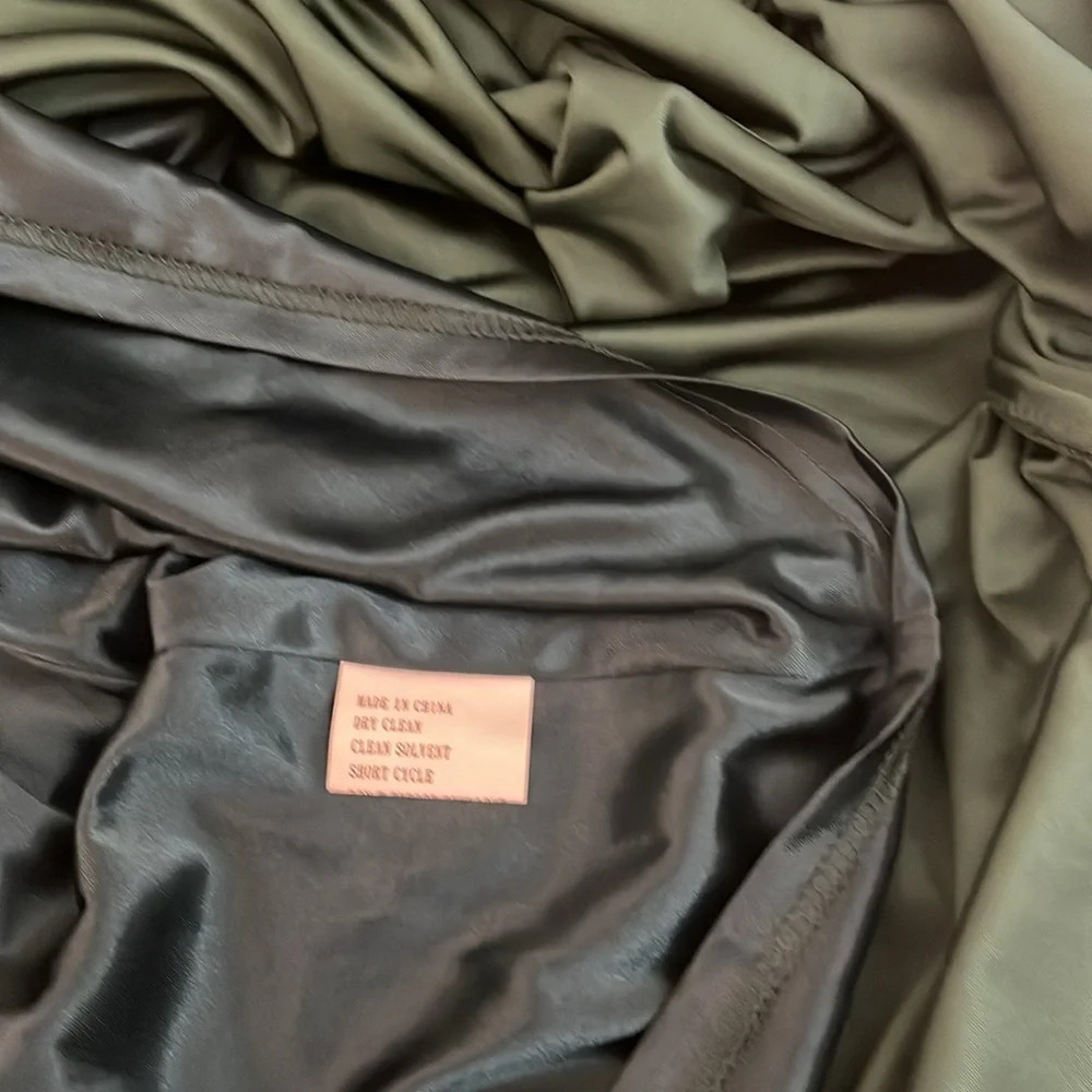 Revelry | Velvet dark green maxi low cut dress Womens size M short sleeve train - Picture 10 of 13